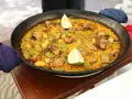 Paella mixta con pollo, judías verdes y limón, perfecta para descubrir dónde comer en Jávea.