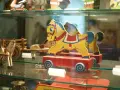 Caballitos de madera amarillos y rojos, parte de una exhibición en el museu de la joguina sant feliu de guixols.