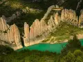 Impresionantes formaciones rocosas y un río turquesa en Finestres, Huesca. Un paisaje natural espectacular.