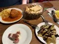Deliciosos platos para comer en Jerez de la Frontera: albóndiga con patatas, pinchos de jamón y queso, y alcachofas con reducción de balsámico.
