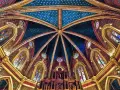 Techo estrellado y vidrieras de la iglesia de San Pedro de Teruel, un espectáculo de color y detalle.