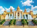 Palacio Nacional, sede de varios museos en Barcelona, con sus espectaculares fuentes y jardines.
