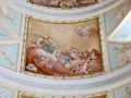 Detalle de pintura en el techo de la Cartuja de las Fuentes, con ángeles y figuras celestiales sobre nubes.