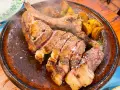 Un jugoso chuletón a la brasa, cortado y servido con patatas asadas, perfecto para comer en Tui.