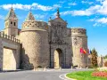 Puerta de Bisagra en Toledo, un lugar imprescindible que ver en Toledo. Impresionante entrada amurallada con escudos y torres.