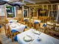 Mesas puestas y listas para comer en Muxía. Ambiente acogedor con decoración marinera, perfecto para disfrutar de la gastronomía local.
