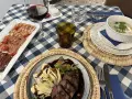 Deliciosa comida en Arcos de la Frontera: carne, embutidos, sopa y vino.