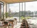 Mesas elegantemente puestas con vistas a la Torre del Oro. Un lugar ideal para disfrutar de una experiencia culinaria en el mejor restaurante Sevilla.