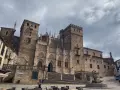 Impresionante fachada de piedra de la Catedral de Santa María la Real de Guadalupe. Un lugar que ver en Guadalupe, con su imponente torre y escalinata.