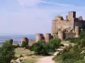Impresionante castillo medieval en lo alto de una colina, con vistas al valle. Un lugar imprescindible que ver en Huesca para los amantes de la historia.