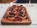 Deliciosos pinchos con anchoa, aceituna y granada, perfectos para comer en Burgos.