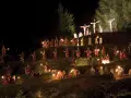 Representación nocturna del vía crucis en Sant Hilari, con antorchas iluminando a soldados romanos y figuras bíblicas en una ladera.