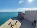 El castillo del Papa Luna se alza imponente sobre el mar azul. Sus murallas de piedra y patios invitan a pasear.