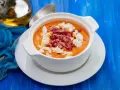 Gazpacho con jamón y huevo, ideal para descubrir dónde comer en Guadix.