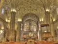 Interior de la colegiata de Bólea, con su impresionante retablo dorado y bóvedas de crucería.