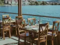 Mesas de madera con vistas al mar, perfectas para saber donde comer en Combarro.