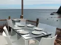 Mesas puestas con vistas al mar, ideal para saber donde comer en Almería.