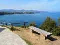 Banco de madera en el camí de ronda, con vistas al mar y al Port de la Selva.