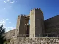 Impresionante portal de piedra y murallas, parte esencial de **que ver en Morella**. Un lugar que evoca historia y grandeza.