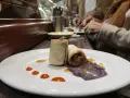 Dos rollitos de carne deshebrada con puré morado y salsa, un delicioso bocado para comer en Plasencia.