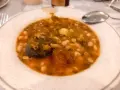 Un plato de fabada con trozos de morcilla y patata. Un manjar para "comer en comillas" y disfrutar.