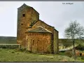 Antigua iglesia románica de piedra, una de las iglesias del Serrablo, con su torre cuadrada y ábside semicircular.