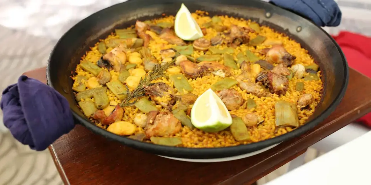 Paella mixta con pollo, judías verdes y limón, perfecta para descubrir dónde comer en Jávea.
