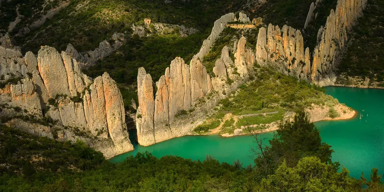 Impresionantes formaciones rocosas y un río turquesa en Finestres, Huesca. Un paisaje natural espectacular.
