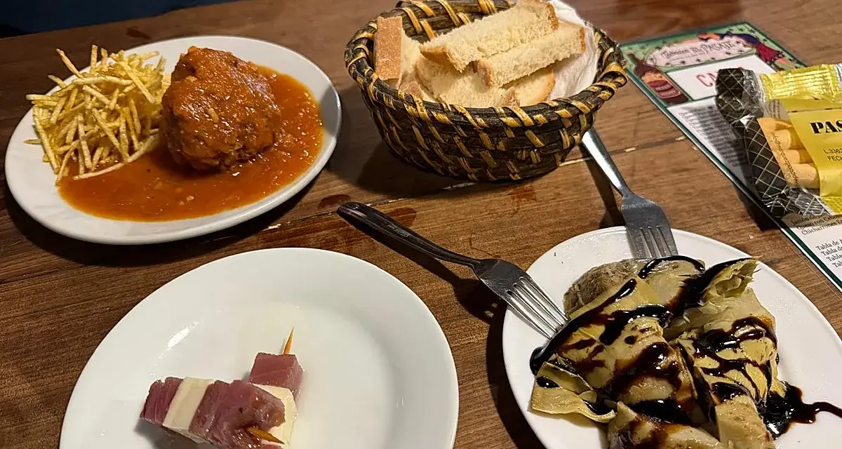 Deliciosos platos para comer en Jerez de la Frontera: albóndiga con patatas, pinchos de jamón y queso, y alcachofas con reducción de balsámico.