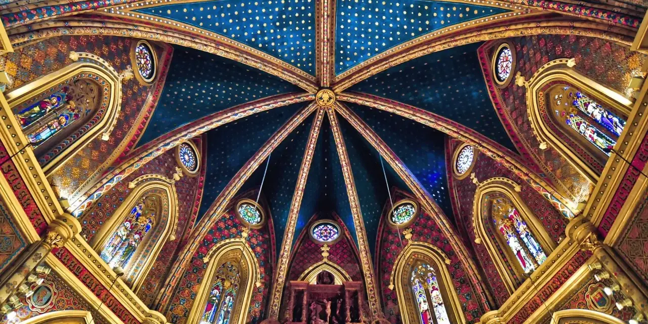 Techo estrellado y vidrieras de la iglesia de San Pedro de Teruel, un espectáculo de color y detalle.