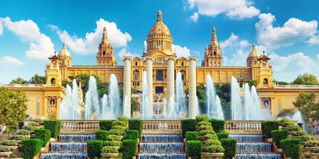 Palacio Nacional, sede de varios museos en Barcelona, con sus espectaculares fuentes y jardines.