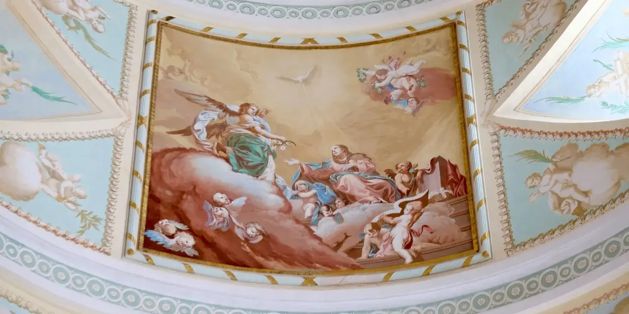 Detalle de pintura en el techo de la Cartuja de las Fuentes, con ángeles y figuras celestiales sobre nubes.