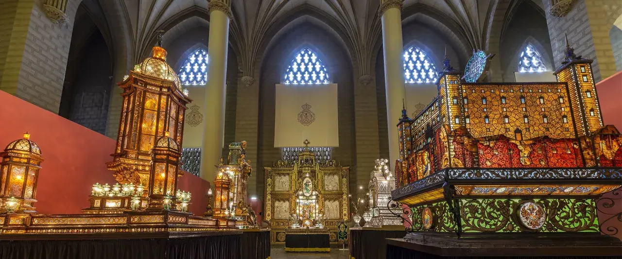 Exhibición de pasos procesionales de cristal en Zaragoza. El rosario de cristal zaragoza ilumina la catedral con su brillo.