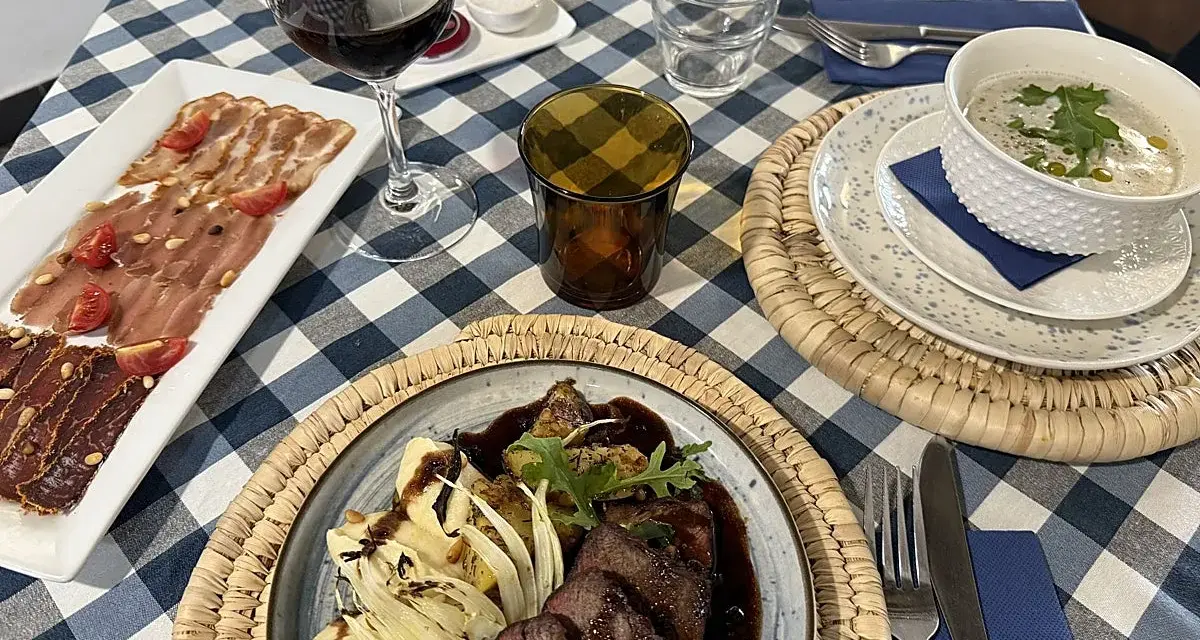 Deliciosa comida en Arcos de la Frontera: carne, embutidos, sopa y vino.