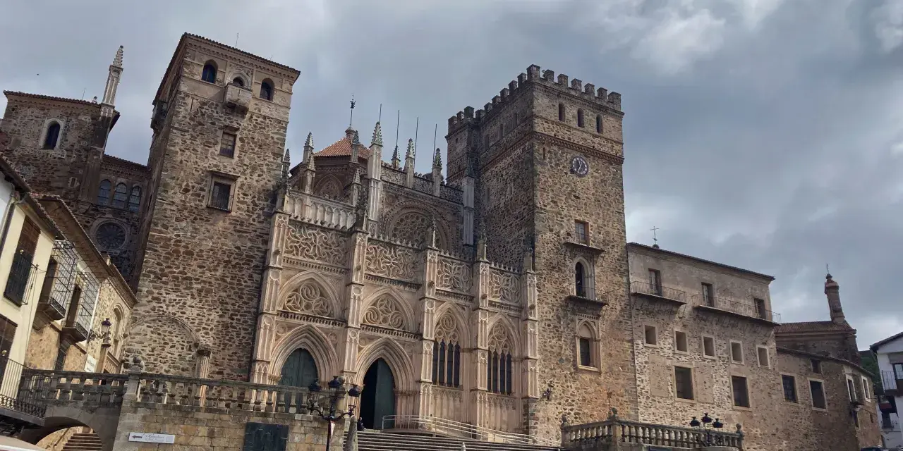 Impresionante fachada de piedra de la Catedral de Santa María la Real de Guadalupe. Un lugar que ver en Guadalupe, con su imponente torre y escalinata.