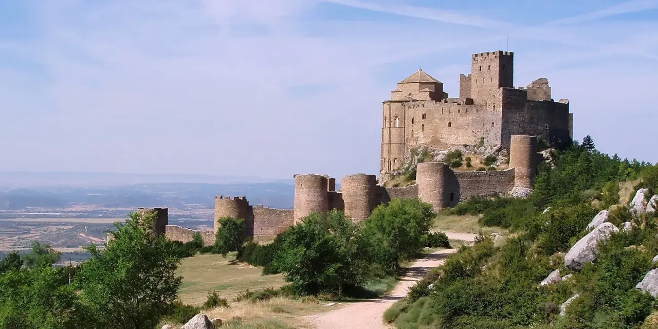 Impresionante castillo medieval en lo alto de una colina, con vistas al valle. Un lugar imprescindible que ver en Huesca para los amantes de la historia.