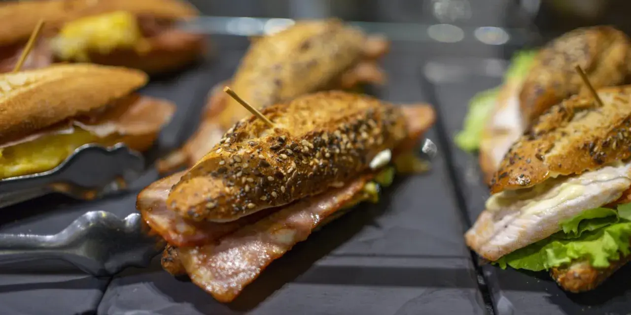 Bocadillos variados, perfectos para decidir dónde comer en Pamplona. Bacon, pescado y más, listos para disfrutar.