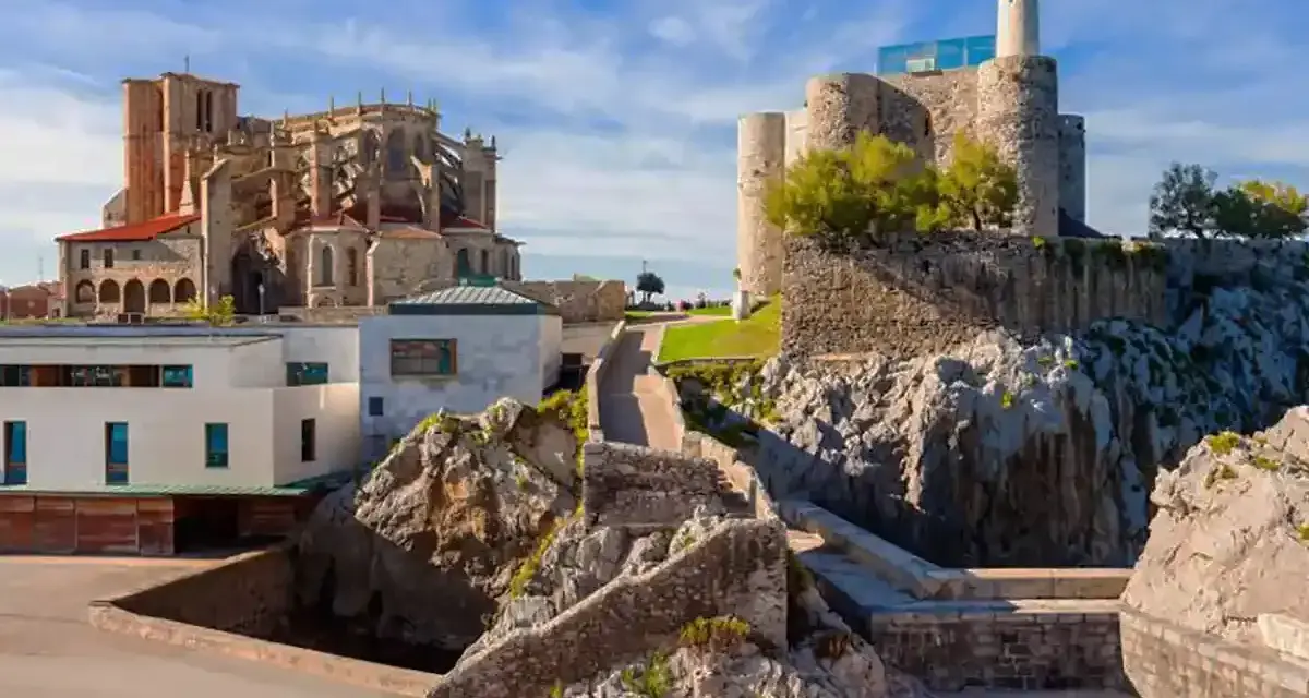 Impresionante vista de la iglesia y el castillo con faro. ¡Mucho que ver en Castro Urdiales!
