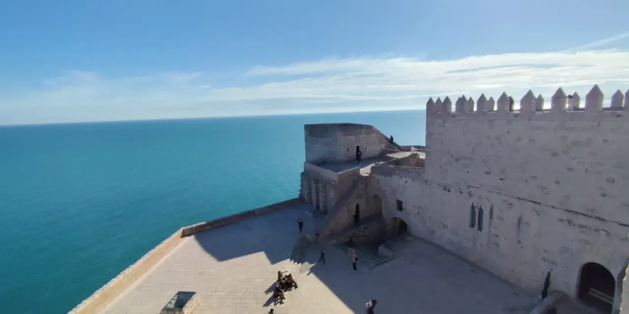 El castillo del Papa Luna se alza imponente sobre el mar azul. Sus murallas de piedra y patios invitan a pasear.
