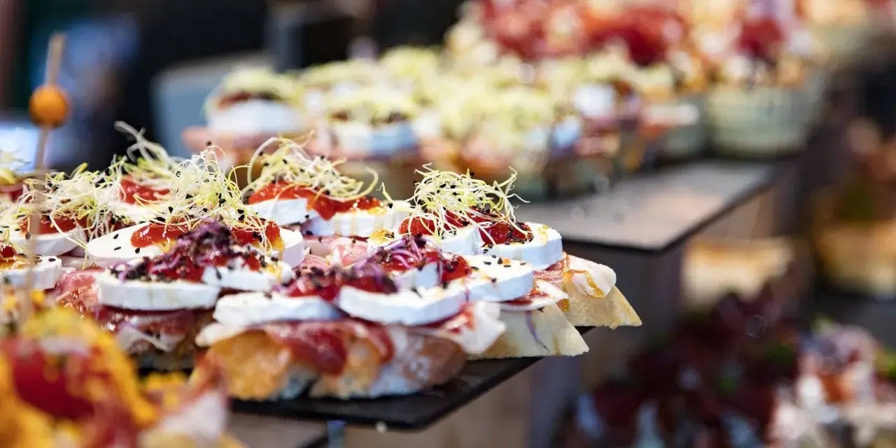 Deliciosos pintxos con queso de cabra, jamón y brotes, perfectos para saber donde comer en Hondarribia.