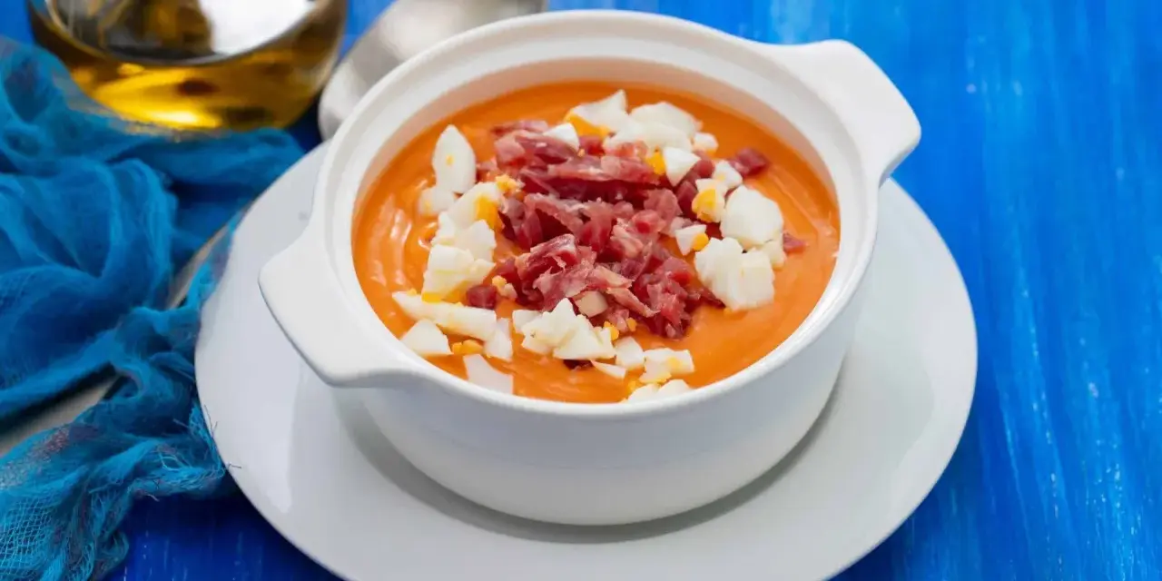 Gazpacho con jamón y huevo, ideal para descubrir dónde comer en Guadix.