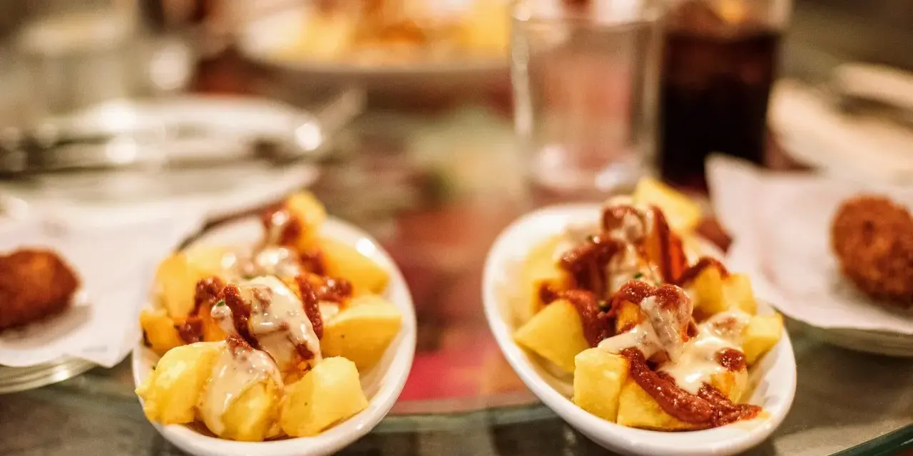 Patatas bravas y croquetas, perfectas para saber donde comer en Barcelona.