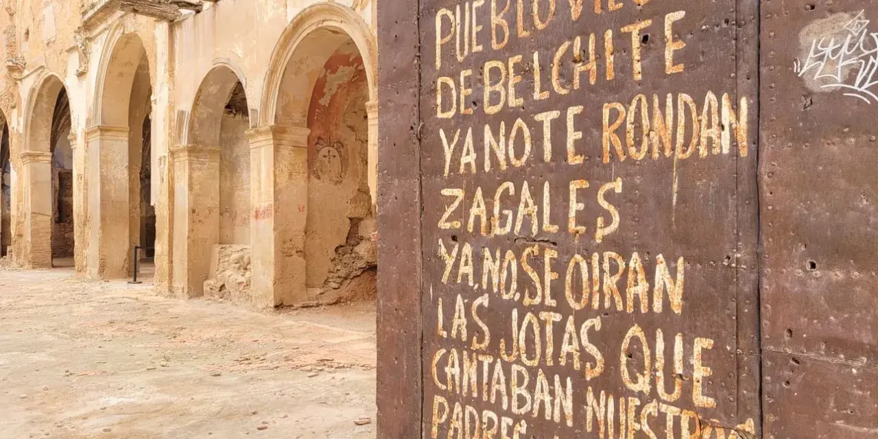 Ruinas de Belchite, Zaragoza. Una puerta oxidada muestra un mensaje sobre el pueblo viejo y las jotas que ya no se oyen.