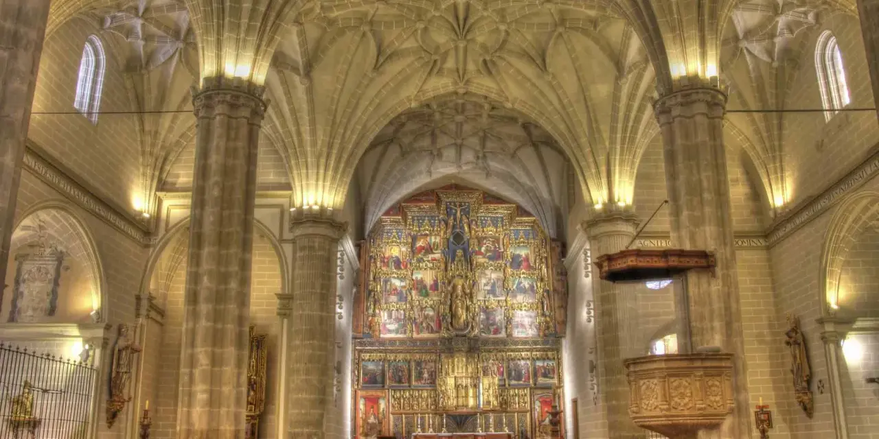 Interior de la colegiata de Bólea, con su impresionante retablo dorado y bóvedas de crucería.