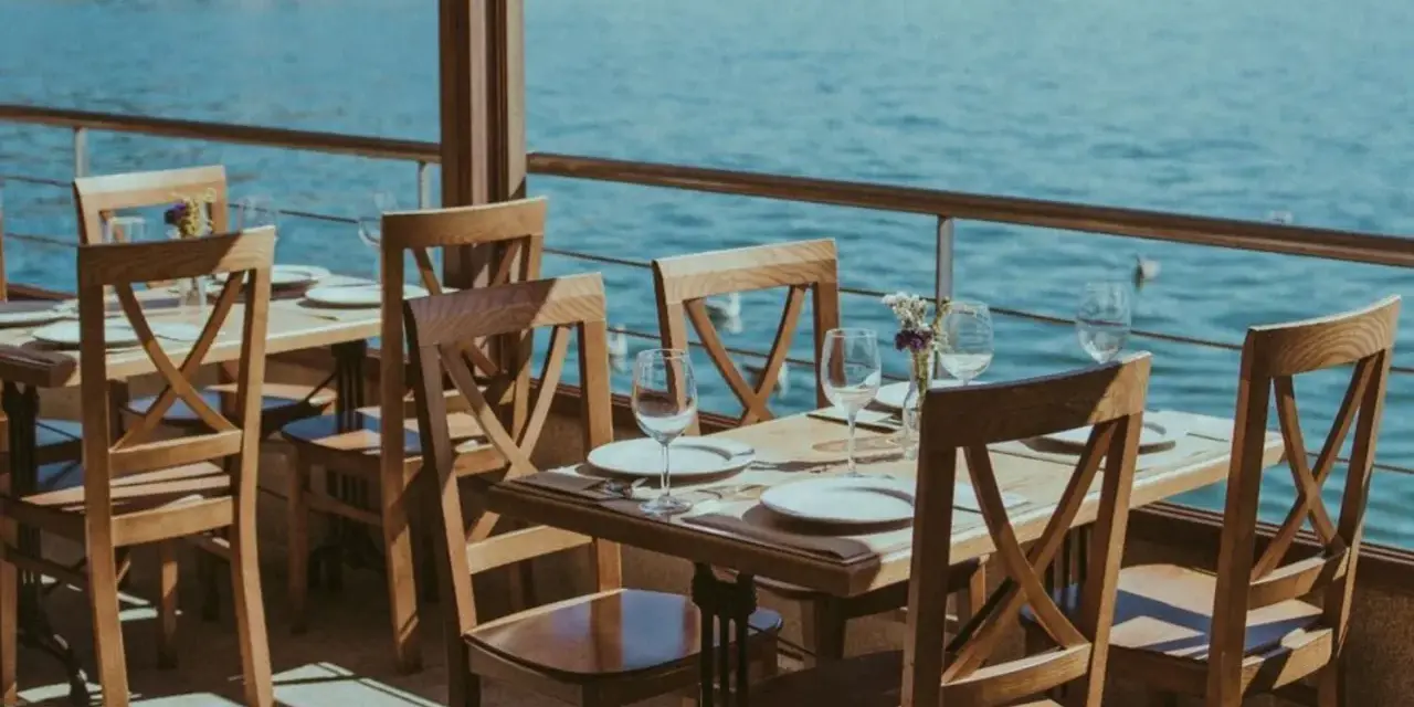 Mesas de madera con vistas al mar, perfectas para saber donde comer en Combarro.