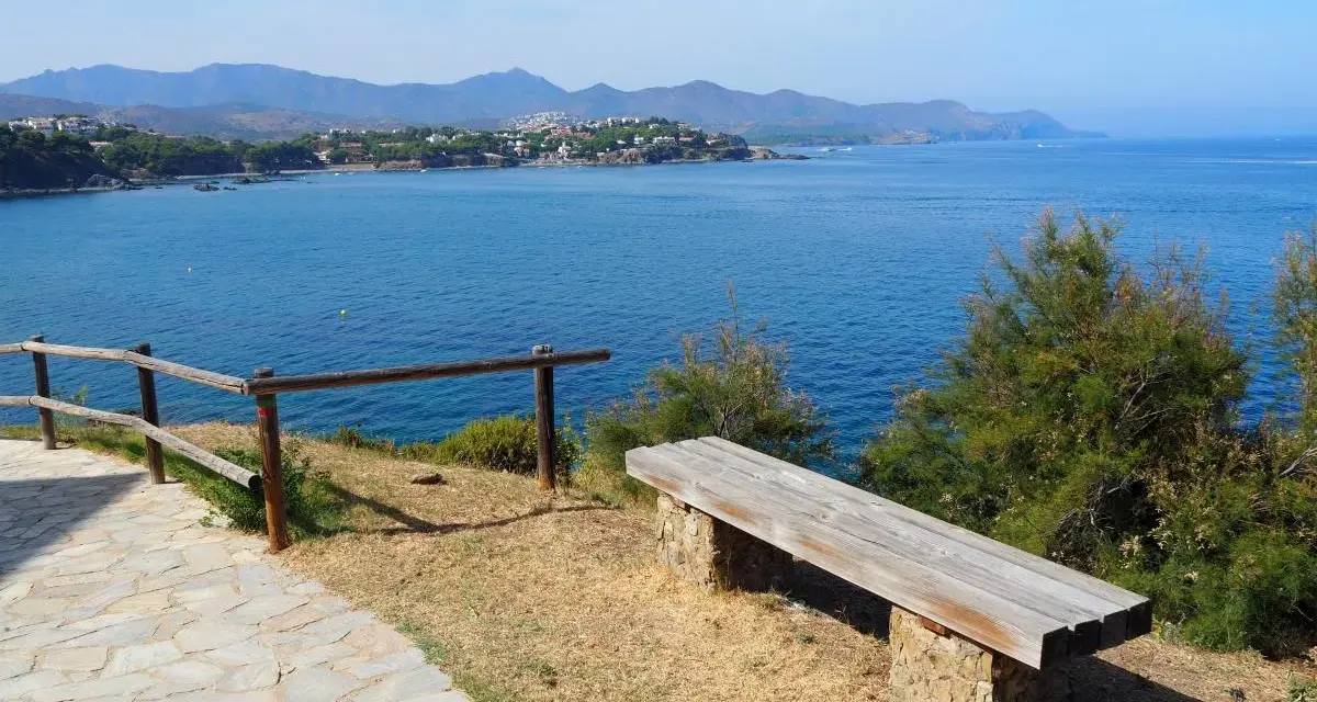 Banco de madera en el camí de ronda, con vistas al mar y al Port de la Selva.