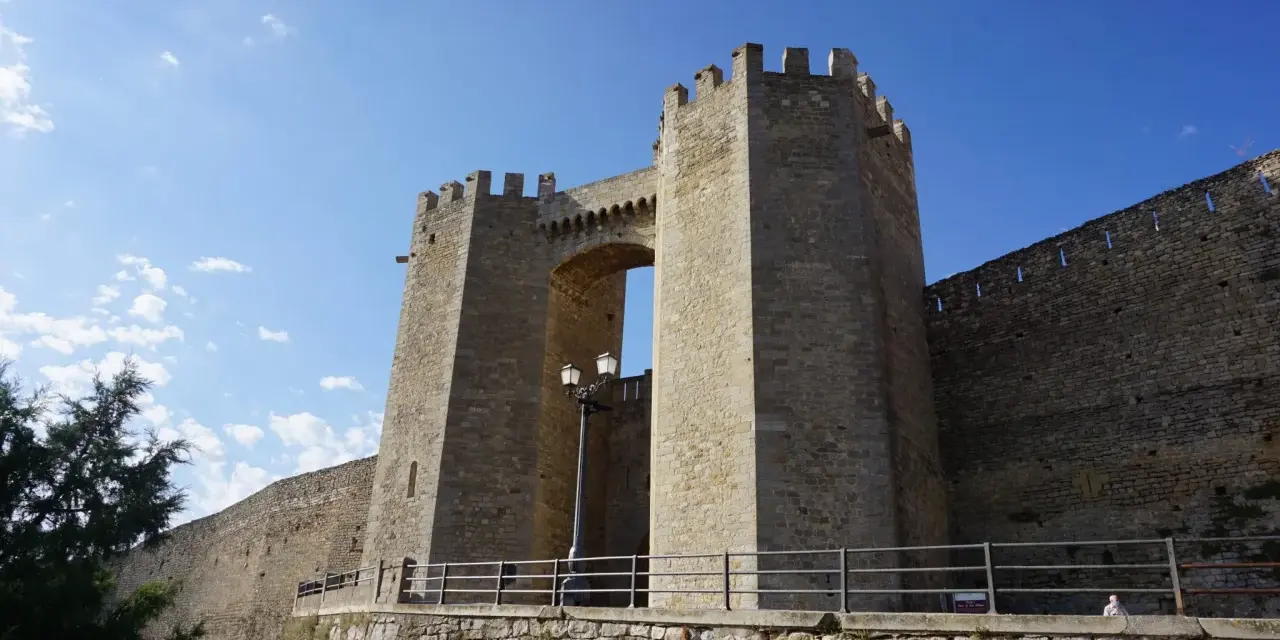 Impresionante portal de piedra y murallas, parte esencial de **que ver en Morella**. Un lugar que evoca historia y grandeza.