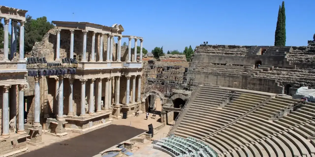 El Teatro Romano de Mérida, un lugar imprescindible que ver en Mérida, con su imponente graderío y escenario.