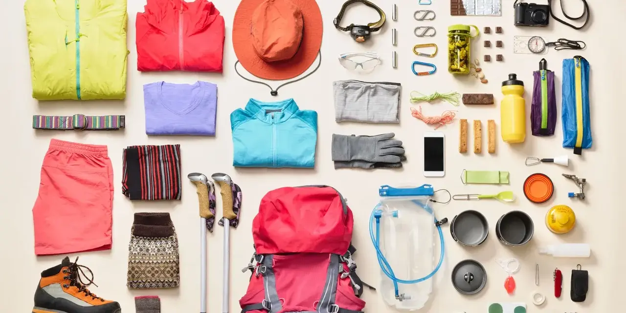 Todo lo que necesitas para llevar al monte: ropa, mochila, bastones, botiquín, comida y herramientas.