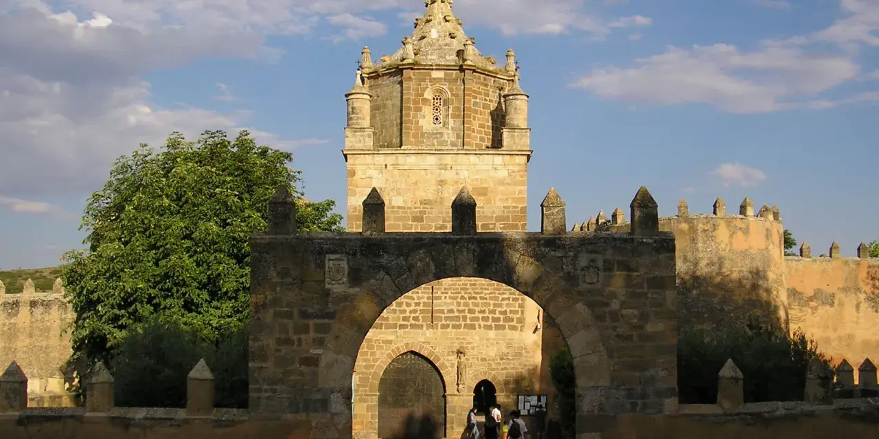 Entrada al monasterio de Veruela, con su imponente arco de piedra y torre central.